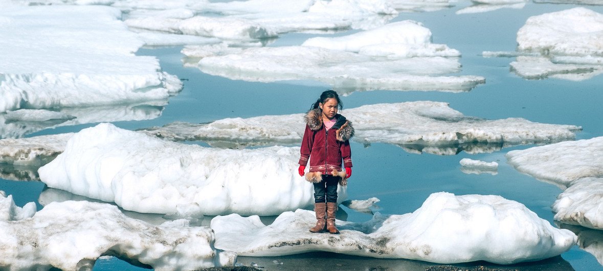 11岁的因纽特女孩阿玛亚站在阿拉斯加北冰洋沿岸的冰面上。全球变暖导致北冰洋海冰异常融化，为人类和野生动物的生活带来严重影响。