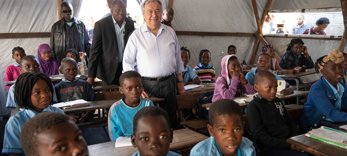 In Beira, Mozambique, Secretary-General António Guterres (centre) visits the “25 de Junho” School that is hosting around 5,000 children ranging in ages from five to 14.