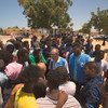 Le chef de mission du HCR en Libye, Jean-Paul Cavalieri, écoute les témoignages de responsables, réfugiés et migrants après son arrivée au centre de détention de Tajoura. (3 juillet 2019)