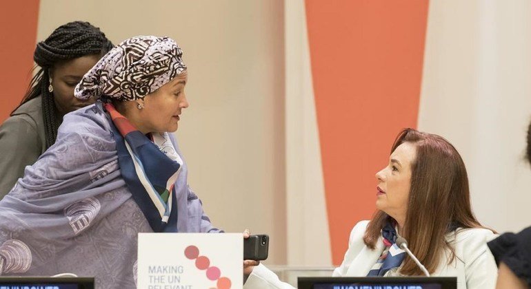 نائبة الأمين العام للأمم المتحدة أمينة محمد تتحدث إلى رئيسة الجمعية العامة ماريا إسبينوزا خلال اجتماع غير رسمي للجمعية حول "المساواة بين الجنسين والقيادة النسائية من أجل عالم مستدام".