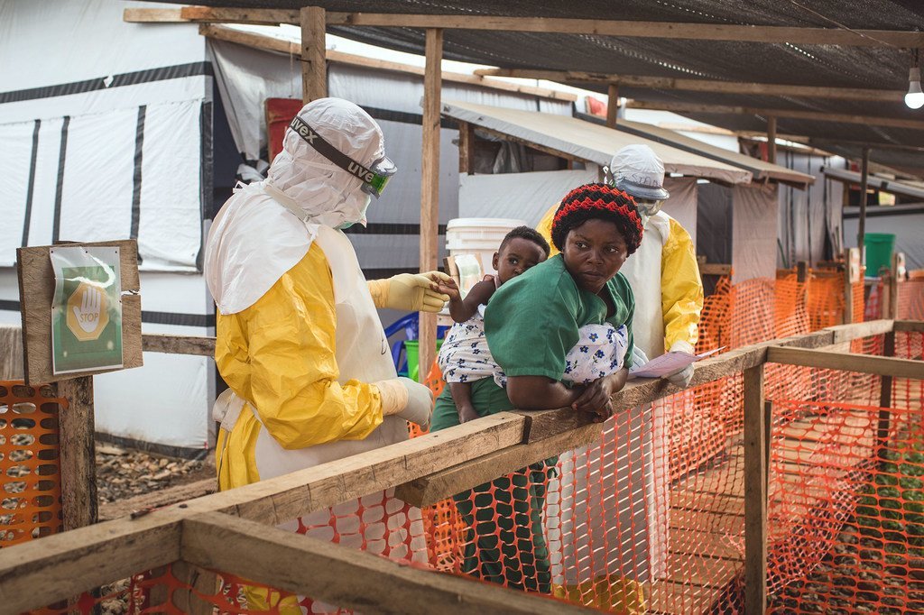 2019年3月24日，一名卫生工作者在刚果民主共和国北基伍省的贝尼埃博拉治疗中心对一名可能感染埃博拉病毒的儿童进行检查。 