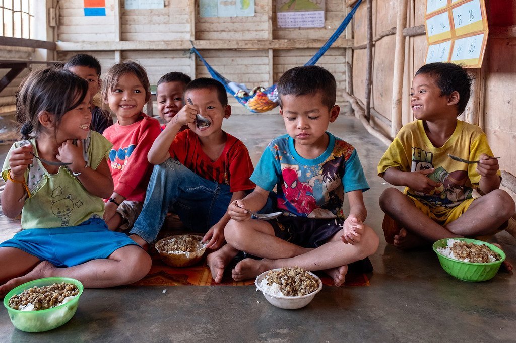 Les enfants d'une classe maternelle de l'école Tahouak en République démocratique populaire lao mangent des aliments nutritifs pendant leur pause du déjeuner (14 mars 2019)