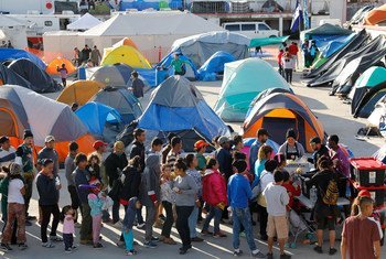 Asylum-seekers queue for a meal at El Barretal shelter in Tijuana, Mexico. (4 December 2018)