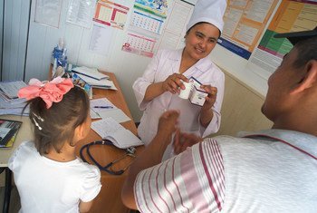 在吉尔吉斯斯坦南部奥什州一家由儿基会支持的区域艾滋病中心里，一位医生正在向病人解释怎样把握药物的剂量。