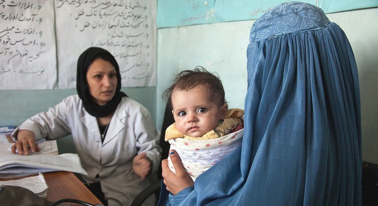 Una madre y su bebé de 5 meses con la partera de la clínica del poblado de Tajikhan, en Afganistán.