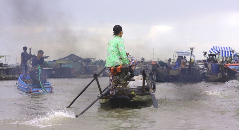 Une femme traverse en bateau le delta du Mékong, au Viêt Nam. (23 juillet 2014)