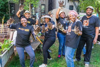 Activités de service public pour le personnel et les délégués de l'ONU (jardinage communautaire à Harlem), organisées avec le bureau du maire de New York et Harlem Grown pour la Journée internationale Nelson Mandela. (19 juillet 2018)