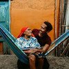 Mis abuelas me enseñaron a hablar dulegaya, dice Diwigdi Valiente, quien abraza a su bisabuela en esta foto.