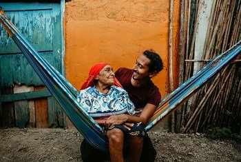 Mis abuelas me enseñaron a hablar dulegaya, dice Diwigdi Valiente, quien abraza a su bisabuela en esta foto.