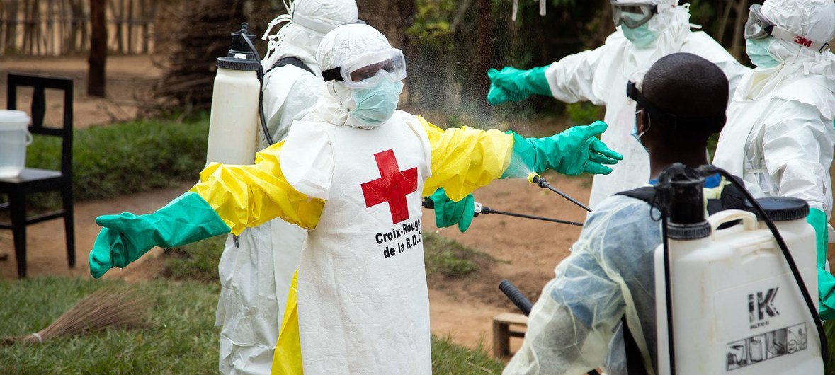 ईबोला वायरस से बचाव के लिए पहनी जाने वाली पोशाक की सफ़ाई की जा रही है. 