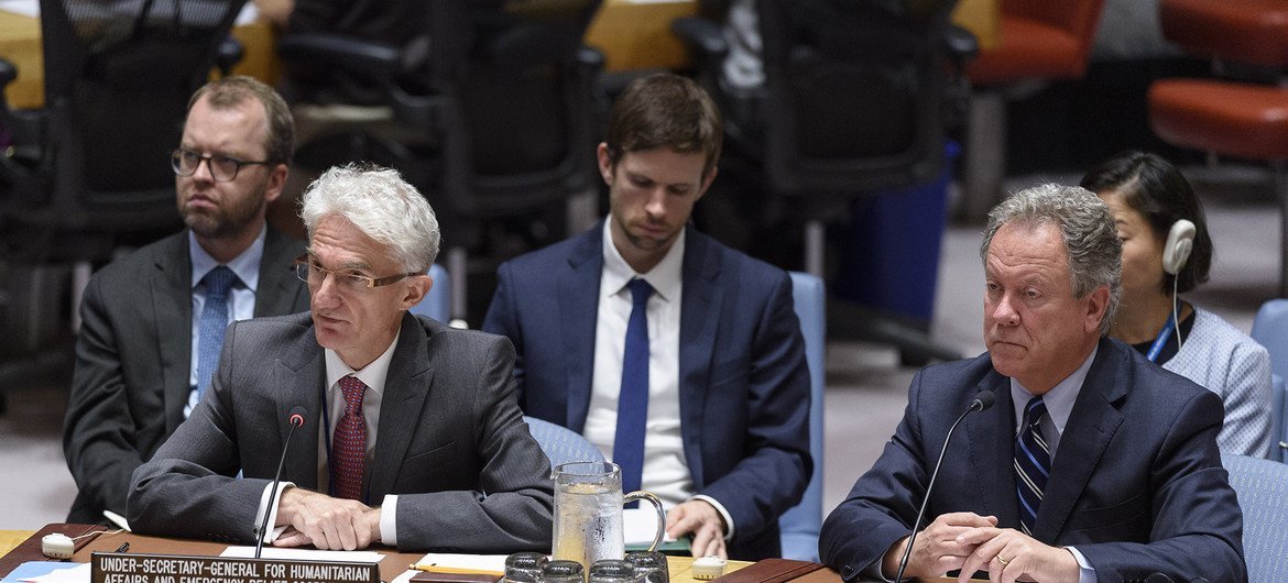 مارك لوكوك، وكيل الأمين العام للشؤون الإنسانية ومنسق الإغاثة في حالات الطوارئ، وديفيد بيسلي، المدير التنفيذي لبرنامج الأغذية العالمي في جلسة مجلس الأمن حول اليمن.