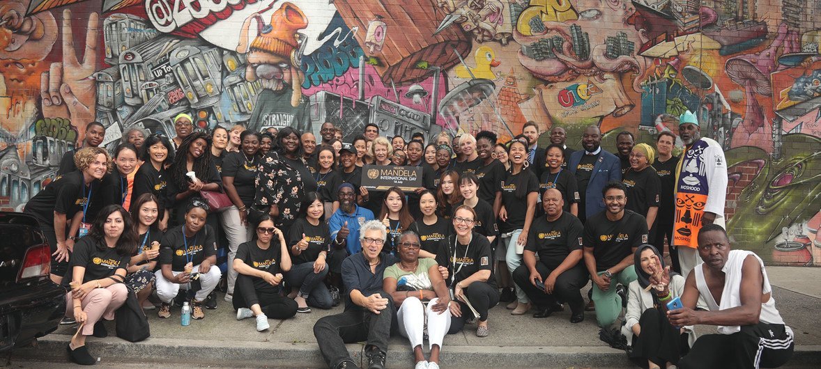 من الأرشيف: متطوعون من موظفي الأمم المتحدة في مركز براونزفيل لفنون الطهي في بروكلين للاحتفال بيوم نيلسون مانديلا الدولي في نيويورك. (18 يوليو 2019)