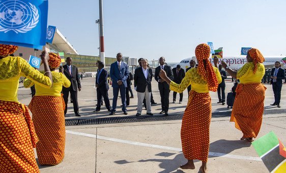 O secretário-geral António Guterres é recepcionado em sua chegada a Maputo, capital de Moçambique. 