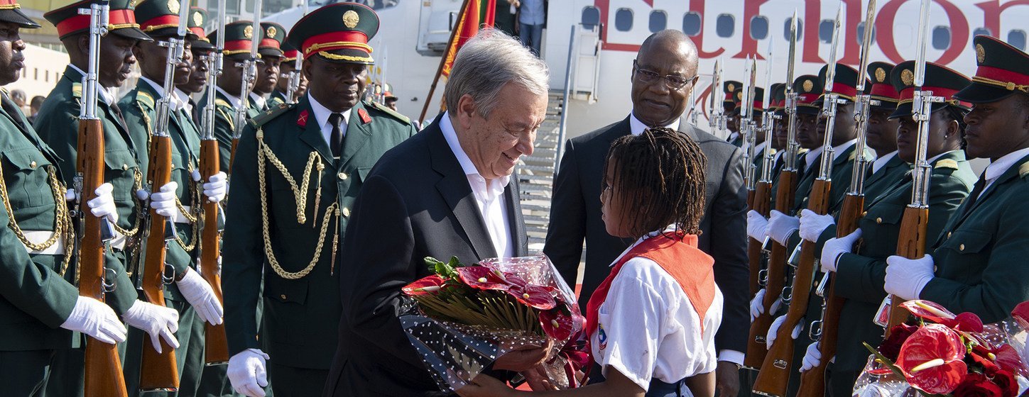 António Guterres recebe flores em sua chegada a Maputo, capital de Moçambique. 