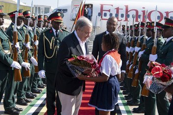 Antonio Guterres recibe flores a su llegada en Maputo, la capital de Mozambique.