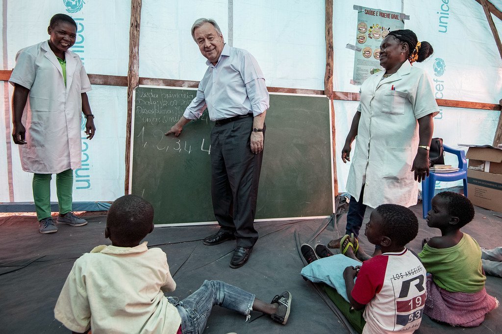  الأمين العام مع تلاميذ الصف الأول في مدرسة تدعمها اليونيسف في مخيم ماندروزي، موزامبيق. 