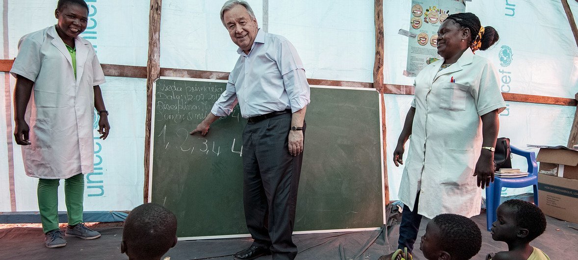 Secretário-geral António Guterres visita uma escola no campo de Mandruzi, reassentamento a 40 km da Beira, em Moçambique.