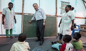 Secretário-geral António Guterres visita uma escola no campo de Mandruzi, reassentamento a 40 km da Beira, em Moçambique.