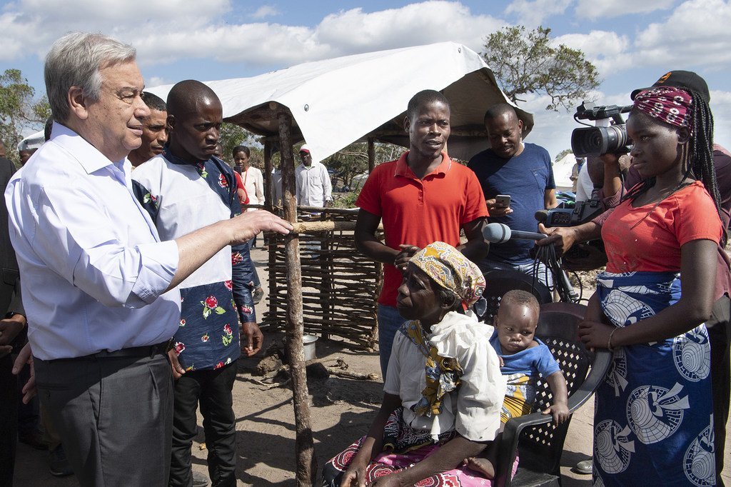 在莫桑比克，秘书长古特雷斯在距离贝拉40公里的曼德鲁齐营地的听取了一些家庭的关切，超过375人居住在这里。