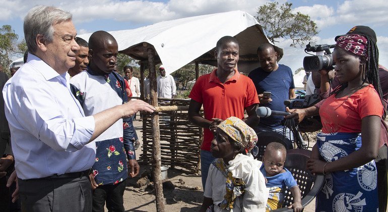 Au Mozambique, le Secrétaire général de l'ONU, António Guterres écoute des témoignages de familles dans le camp de Mandruzi, à 40 km de Beira, où vivent plus de 375 personnes.