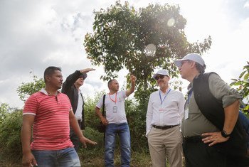 安理会本月轮值主席国秘鲁常驻联合国代表维拉斯凯兹（左二）在7月11日至14日期间率领安理会代表团对哥伦比亚进行了访问，右二为比利时常驻联合国代表德布伊茨沃夫。
