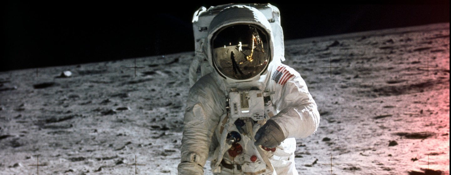 अंतरिक्ष यात्री, नील आर्मस्ट्रांग द्वारा ली गई इस तस्वीर में, कर्नल एडविन एल्ड्रिन जूनियर, 20 जुलाई 1969 को चंद्रमा की सतह पर चलते हुए. (फ़ाइल)