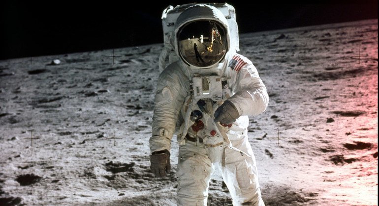 Sur cette photo prise par Neil Amstrong, l'astronaute Edwin Aldrin marche sur la lune près du module spatial (20 juillet 1969)