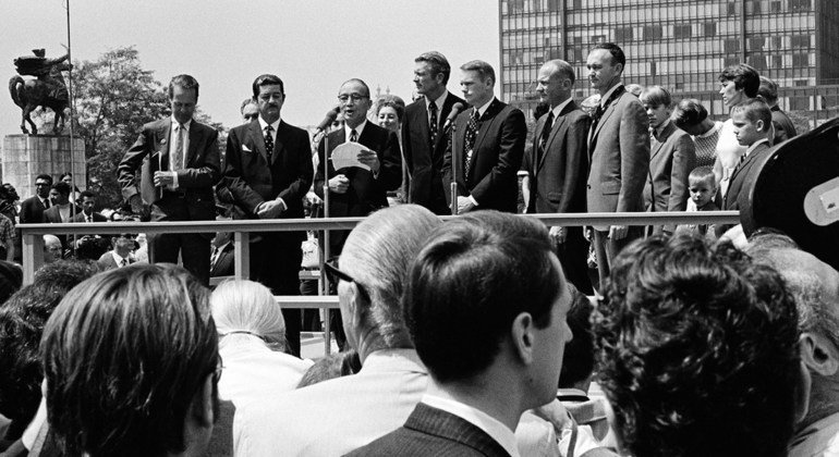 رواد الفضاء الأمريكيون نييل آرمسترونغ، والعقيد إدوين إي ألدرين، والكولونيل مايكل كولينز من المركبة الفضائية (أبولو 11) في زياة إلى الأمم المتحدة حيث حضروا حفل تكريمهم في مبنى الجمعية العامة في 13 أغسطس 1969