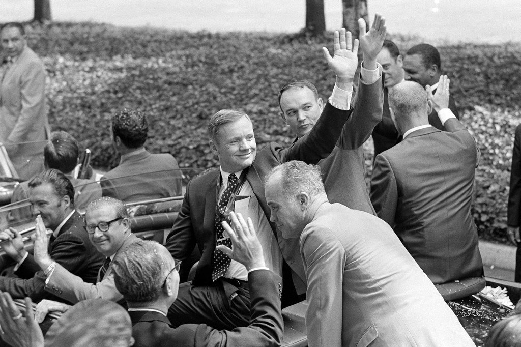  Neil Armstrong, Edwin E. Aldrin T Michael Collins del Apollo 11 saludan desde un auto saliendo de la sede de la ONU. 