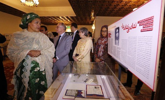 A vice-secretária-geral, Amina Mohammed, visita uma exposição do Centro de Memória e Diálogo do Afeganistão em Cabul.