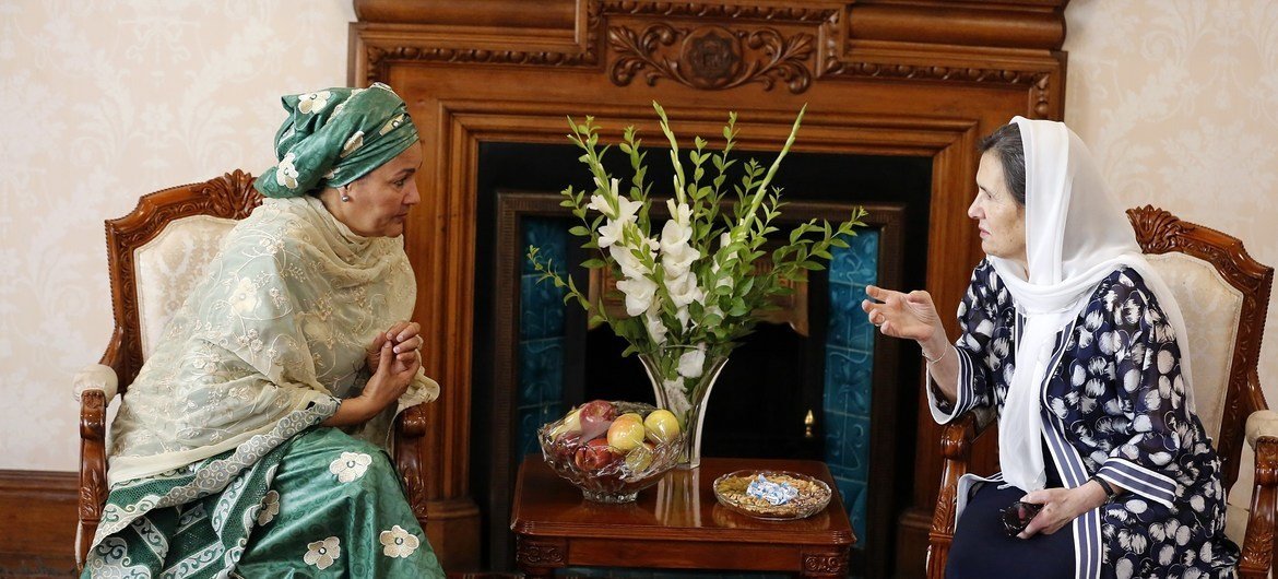 La vicesecretaria general Amina Mohammed junto a la Primera Dama de Afganistán, Rula Ghani.