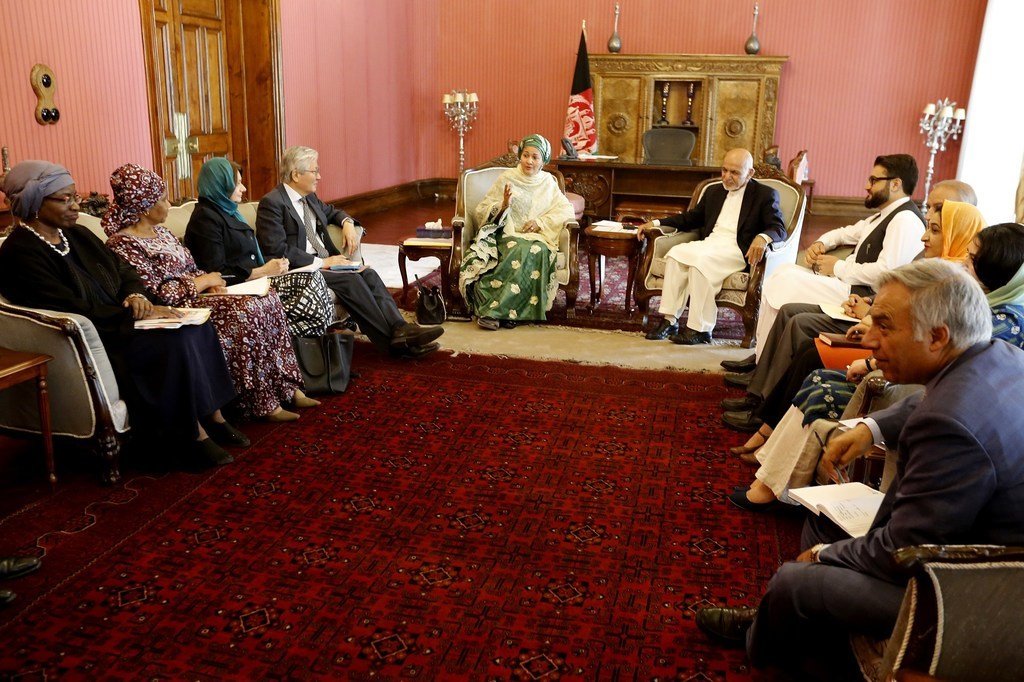  联合国常务副秘书长阿米纳·穆罕默德(中左)在喀布尔会见阿富汗总统阿什拉夫·加尼(中右)时表示。(2019年7月20日)
