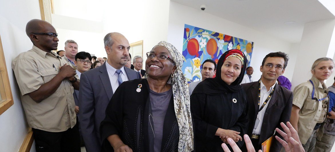 संयुक्त राष्ट्र की उप महासचिव आमिना जे मोहम्मद (दाएँ-तीसरी) अफ़ग़ानिस्तान के बामयान में आग़ा ख़ान अस्पताल का दौरा करते हुए (21 जुलाई 2019)