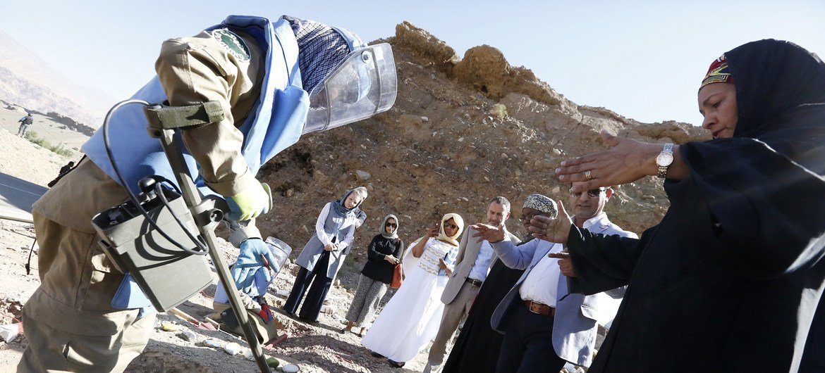 La delegación de altas funcionarias de la ONU comparte con los trabajadores de desminado en Bamyan, Afganistán.