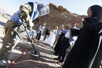 联合国常务副秘书长阿米娜•默罕默德2019年访问阿富汗，实地考察巴米扬地区的排雷工作。（资料图片）