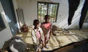 Des enfants de la partie anglophone du Cameroun dans une maison détruite par les violences (photo d'archives).