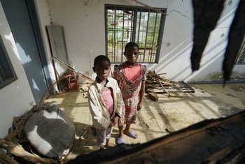 Des enfants de la partie anglophone du Cameroun dans une maison détruite par les violences (photo d'archives).