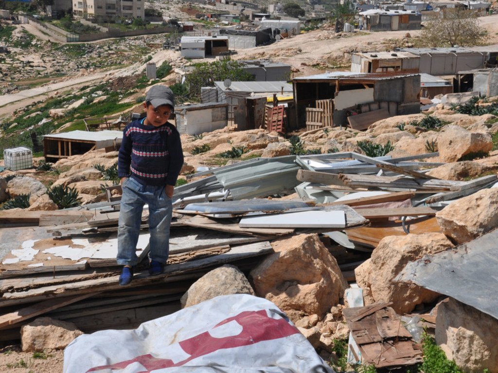 Le petit garçon photographié se tient sur les restes de sa maison familiale en Cisjordanie, qui a été démolie en 2017 (archives).