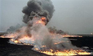 Oil fields set ablaze by the Iraqi occupation forces in Al-Maqwa, 25 March 1991.