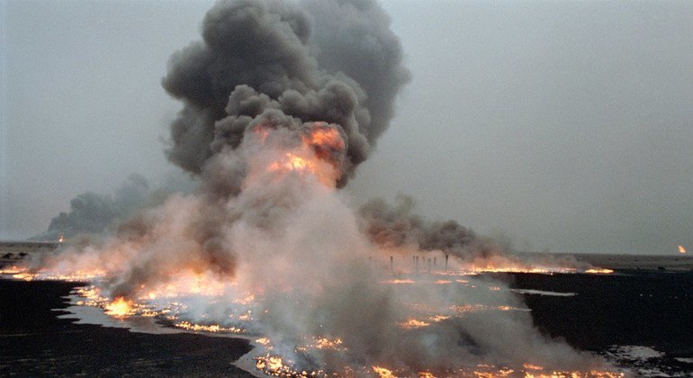 Campos petrolíferos incendiados por las fuerzas de ocupación iraquíes en Al-Maqwa, 25 de marzo de 1991.