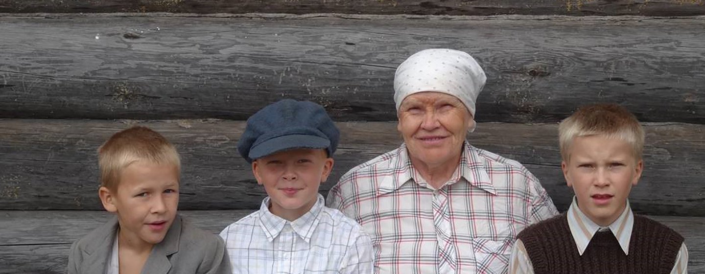 Карельская семья в деревне Киннермаки. В Карелии стремятся сохранить язык коренных жителей.