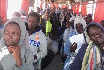 من الأرشيف: إجلاء مهاجري الدول الثالثة الذين تقطعت بهم السبل في مركز استقبال في مصراتة، ليبيا.