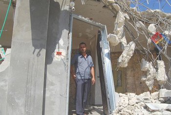 رجل يقف بجانب ما تبقى من منزله في الضفة الغربية بعد هدمه من قبل السلطات الإسرائيلية في أيلول/سبتمبر 2018.