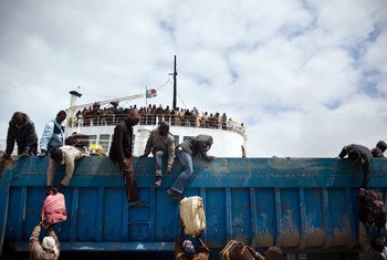 利比亚班加西的港口，移民正从船上卸下行李。