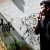 Jovem fuma nas ruas de Timor-Leste