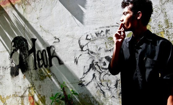 Jovem fuma nas ruas de Timor-Leste