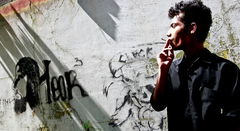 东帝汶街头，一名男子正在吸烟。