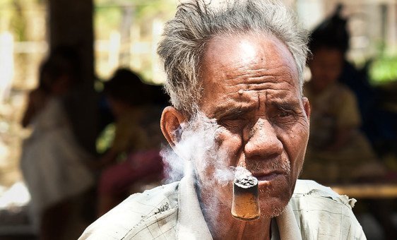 Bath, de 80 anos, fuma tabaco que ele cultiva em Ban Naseur, no Laos