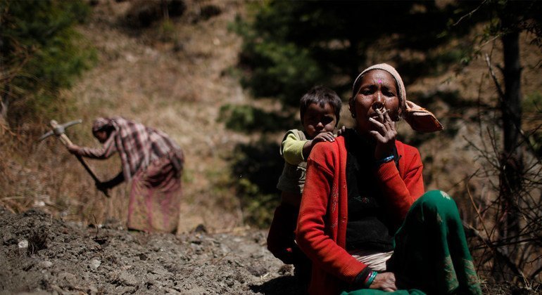 Mulher nepalesa, na aldeia Sawa Khola, distrito de Mugu, faz pausa no trabalho para fumar