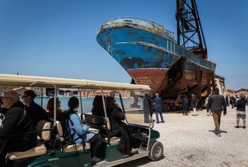 Un bateau dans lequel 800 migrants et réfugiés sont morts en Méditerranée, est exposé à la Biennale de Venise, à Venise, en Italie.